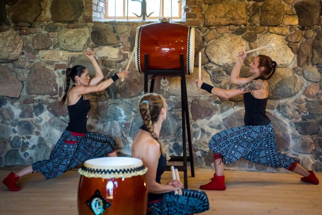 Koolituse pilt: taikotrumme mängivad esinejad