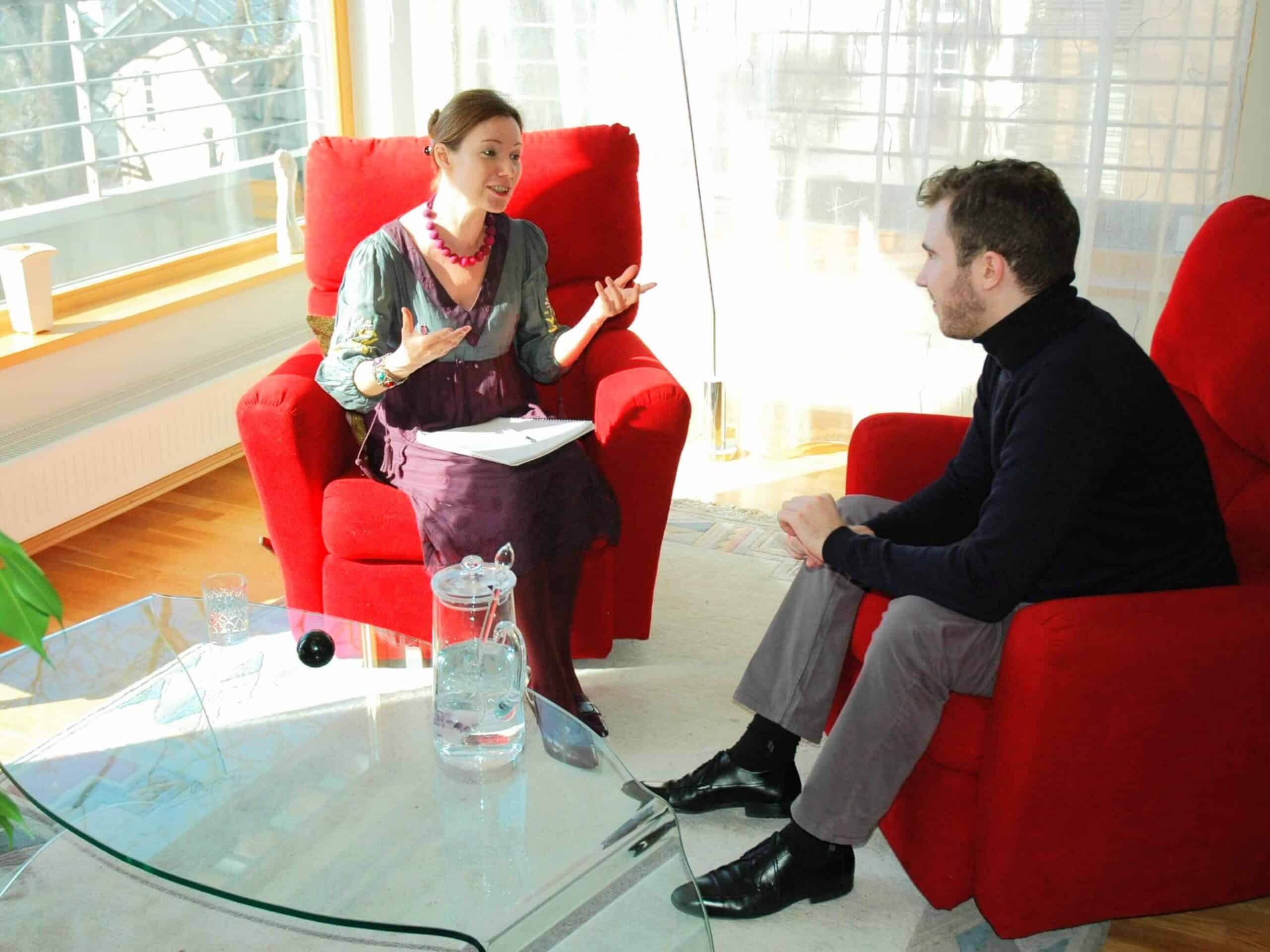 Katrin Saali Saul vestlemas kliendiga